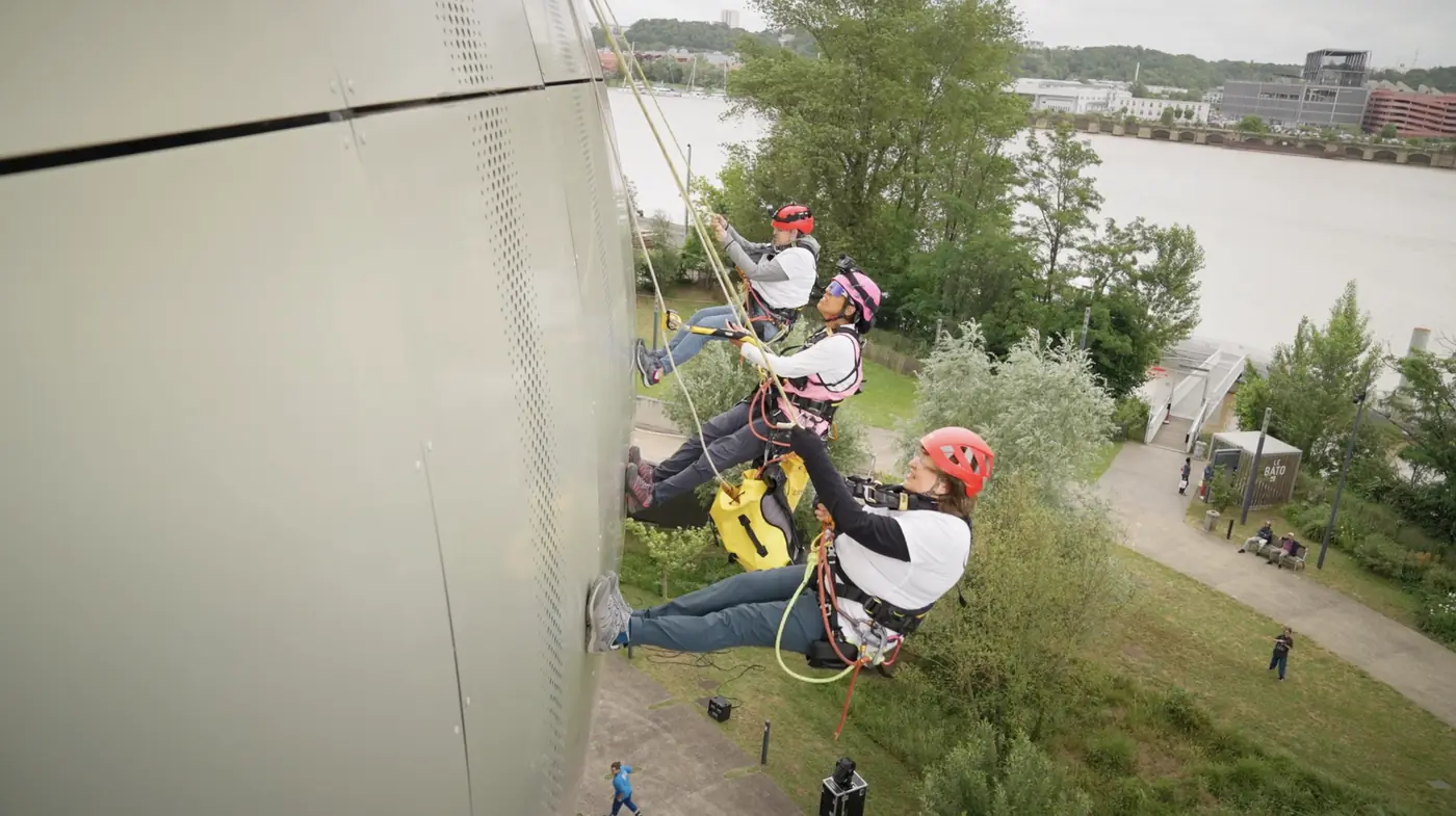 marathon du vertige Trois personnes descendent en rappel le long de la façade de la Cité du Vin, à Bordeaux.